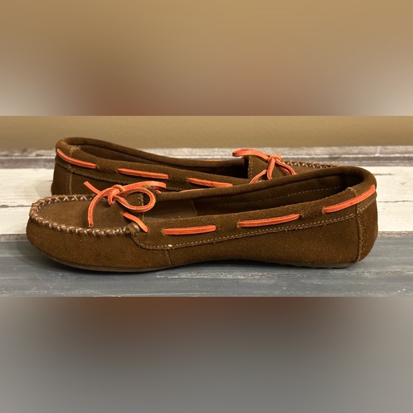 Minnetonka Womens Brown Suede Kilty Hardsole moccasins with Coral Laces - Size 9 - Picture 5 of 8